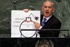 Israels premierminister, Benjamin Netanyahu, har flere gange advaret mod Irans atomprogram. Her i 2012 med en tegning, der illustrerer, hvor tæt landet er på en atombombe.