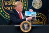 Trump vandt i de fleste solbæltestater i 2016, bl.a. på en hård linje på indvandringsområdet. Denne gang kan præsidenten, der her ses med et billede af sin grænsemur mod Mexico, få det sværere. Foto: Saul Loeb/AFP