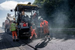 Umiddelbart ser det ud til, at de fleste penge i trafikaftalen går til skinner. Men af de nye penge i aftalen går over halvdelen til veje.