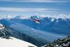 En helikopter panorerer henover New Zealands Southern Alps. Overalt byder landets natur på storslåede scnearier. Foto: New Zealand Tourism