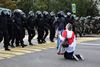 Politi har søndag anholdt omkring 250 mennesker ved protestaktion i Hvideruslands hovedstad, Minsk, hvor mindst 100.000 demonstranter er samlet til en ny regeringsfjendtlig aktion. Foto: AFP