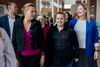 Signe Grundlach (i sort tøj), der er nyuddannet sosu-assistent, viste statsministeren rundt på sosu-skolen i Herning, men fandt aldrig lejlighed til at lufte sin bekymring. Det gjorde andre elever til gengæld. Foto: Foto: Joachim Ladefoged.