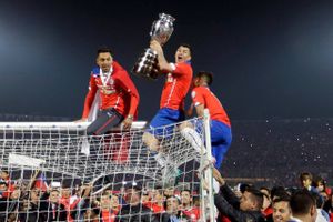 Chiles Gary Medel satte i 2015 overliggeren højt for, hvordan man jubler efter en finalesejr over Argentina på hjemmebane i Copa América. Foto: Ricardo Mazalan/AP