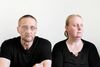 Rikke og Georg Madsen. Rikke og Georg har fem børn til sammen. I april 2021 fik de sammen deres anden søn. Siden da, har de kæmpet mod Viborg Kommune for at få lov til at behold deres søn. I marts 2023 valgte Ankestyrrelsen at følge Viborg Kommunes anbefaling om bort adoption. På foto ses: Rikke og Georg har lige modtaget et opkald fra deres advokat, der har fortalt om Ankestyrelsens endelige afgørelse, som tilsiger at deres søn på knap et år skal bortadopteres.