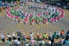 Frontline-arbejdere i Bengaluru (Bangalore) i kampen mod coronaepidemien samlet i en ceremoni for at fejre og hylde dem, der går forrest i kampen mod pandemien, der har krævet mindst 3.000 dødsofre i Indien og lukket nationen ned i mere end seks uger. Indien er dog også på forkant med udviklingen af en vaccine mod covid-19 og kan blive det første land til at lancere et kommercielt produkt allerede til efteråret. Foto: Manjunath Kiran/AFP