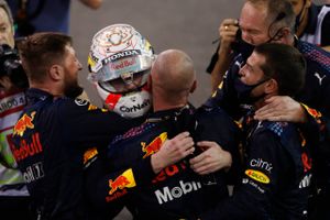 Efter et yderst dramatisk grandprix kunne Max Verstappen søndag kalde sig Formel 1-verdensmester.