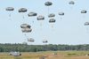 Soldater fra 82. Luftbårne Division lander på polsk jord under den store Anakonda-militærøvelse. Foto: Alik Keplicz/AP