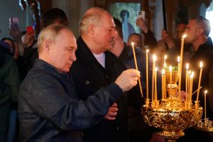 Gennem 30 år har Ruslands eneste sikre støtte i Østeuropa været et diktatur, hvis politiske liv i høj grad henligger i det dunkle. Det kan krigen i Ukraine og en styrket opposition måske ændre på.