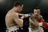 Mikkel Kessler affyrer en lige højre mod Eric Lucas' kæbe. Foto: Thomas Sjørup/Polfoto