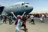 Hundredvis af mennesker løber langs transportflyene i Kabul Internationale Lufthavn i bestræbelserne for at komme ud af Afghanistan. Foto: Ritzau Scanpix