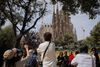 Turister foran Sagrada Família kirken i Barcelona. Foto: AP/Manu Fernandez