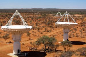 ASKAP-antenner i den vestaustralske ørken har foretaget målinger af korte radioglimt. Foto: Ant Schinckel, CSIRO/wikimedia commons