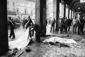 Ofrene efter bombeangrebet på Piazza Loggia i Brescia i 1974 vil næppe abonnere på påstanden om, at datidens terrorister kun gik efter symbolske mål. Bombeangrebet kostede otte mennesker livet og over 100 sårede. Arkivfoto: AP