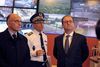 Præsident Francois Hollande og indenrigsminister Bernard Cazeneuve (tv) i samtale med politichef Jacques Meric.