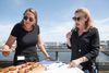 Anne Hjernøe og Tove Færch var heldige med vejret, da de blev inviteret til pølsesmagning på toppen af Jyllands-Postens nye domicil på Aarhus Havn. Foto: Mads Frost