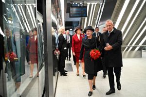 Det første tog har begivet sig ud på Cityringen i København med dronningen og statsministeren som passagerer.