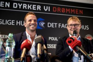 Rafael van der Vaart (til venstre) bliver præsenteret som ny FC Midtjylland-spiller af FC Midtjyllands sportsdirektør, Claus Steinlein. Foto: Claus Bonnerup/Polfoto