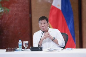 Valgkampen er skudt i gang på Filippinerne med Rodrigo Duterte som vicepræsidentkandidat under anklage ved Den Internationale Straffedomstol (ICC). I magtens kulisser spøger hans datter Sara Duterte-Carpio og bokseren Manny Pacquiao.