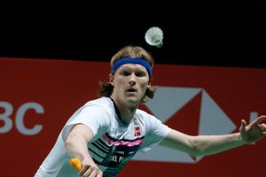Cheuk Yiu Lee blev slået i to sæt, da Anders Antonsen vandt i ottendedelsfinalen ved VM i badminton.