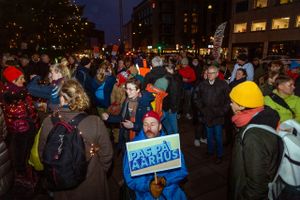 Spareforhandlingerne var aflyst, men demonstranterne mødtes alligevel foran Aarhus Rådhus mandag eftermiddag. Budskabet er der ikke ændret på.