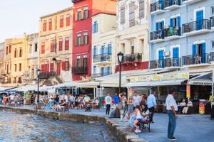 Pastelfarvede huse ligger som perler på en snor omkring det gamle havnebassin i Kretas Haniá. Den gamle by inden for bymuren er et minde om en tid, da byen var et af Middelhavets højdepunkter. I dag er byen en af de få i regionen, hvor man fortsat møder turister i gaderne.