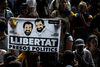»Befri de politiske fanger,« står der på et banner, som demonstranter bar, efter at Spaniens højesteret havde afsagt lange fængselsdomme mod politikere og aktivister. Foto: lluis Gene/AFP