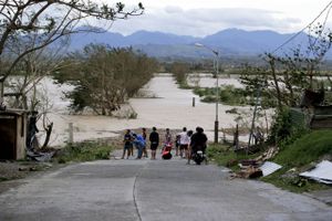 10 personer fra to familier blev dræbt, da deres huse blev taget med af et jordskred forårsaget af tyfonen.