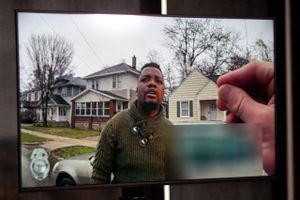 En 26-årig sort amerikansk mand blev nedlagt og skudt af politiet efter uoverensstemmelse om hans nummerplade.