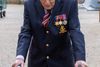 Tom Moore på 99 år ville samle 1000 pund ind ved at gå 100 runder om sit hus. Målet om runder når han snart, men indsamlingen er gået over al forventnming. Her har han nået 4. mio pund. Foto: Maytrix Group/Reuters