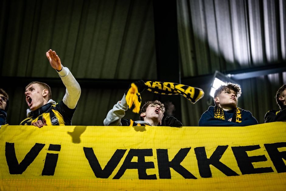 Knap 1.500 tilskuere mødte op til en fodboldkamp mellem et 2. divisionshold og toppen af Superligaen. Størstedelen bar Aarhus Fremads logo, selv om hjemmebanen var rykket 44 km væk fra Riisvangen.