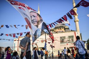 Det er nu, at Recep Tayyip Erdogans nye magtbeføjelser træder i kraft. Fremtrædende danskere med tyrkiske rødder oplever splittelse og trusler forud for det tyrkiske valg.