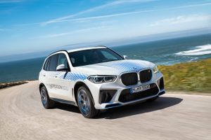 BMW og Toyota i tæt samarbejde om nye brintbiler, der skal på gaden i 2025. BMW iX5 Hydrogen er første resultat af alliancen.