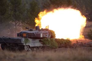 Norge kommer til at sende kampvogne til Ukraine, siger norsk forsvarsminister. Dansk regering afviser.
