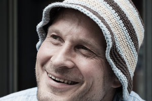 Stjernekokken Claus Meyer vil - sammen med den danske ngo Oxfam Ibis - åbne en kokkeskole i Marokko, der skal hjælpe en tabt generation af unge i landet ud af fattigdom og ind på arbejdsmarkedet.