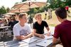 Frederik Rothe i sort T-shirt, her sammen med vennerne på Nærum Gymnasium, Kasper Tandrup (th) og Mads Fetterlein - er imod begrænsninger af elevernes frie valg af uddannelsessted. Derfor er han forbeholden over for udsigten til nye fordelingsregler. Foto: Stine Bidstrup
