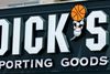 Dick's Sporting Goods, der er en af USA's største sportsbutikskæder, har hævet aldersgrænsen for at købe våben til 21 år og vil ikke længere sælge semiautomatiske rifler i sine butikker. Meldingen kommer to uger efter skoleskyderiet i Florida, som kostede 17 mennesker livet. Foto: AP/Alan Diaz
