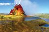 De regnbuefarvede alger vokser på siden af den klippe, som med regelmæssige mellemrum skyder varmt vand op af Fly Geyser. Foto: Jeremy C. Munns/Wikimedia Commons
