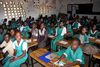 Op til 217 elever er der i hver klasse i Kalonga Full Primary School i byen Salima. Gennemsnittet er 150. Men eleverne elsker deres skole. Fotos: Lars From