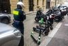 Fremover skal de elektriske løbehjul parkeres på særlige p-pladser, hvor der også må holde motorcykler. Foto: Olivier Morin/AFP