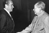 Den 5. februar 1972 blev der skrevet verdenspolitisk historie. USA's daværende præsident, Richard M: Nixon, og Kinas leder, Mao Zedong, gav hinanden hånden under Nixons besøg i Kina. Forbindelsen mellem de to lande blev yderligere styrket, da Jimmy Carter og Deng Xiaoping i 1979 aftalte at genoptage de diplomatiske forbindelser mellem de to nationer. Foto: AP
