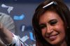 Argentinas præsident, Cristina Fernández de Kirchner, har kastet ny tvivl ind i sagen om anklageren Alberto Nisman, der blev fundet død søndag efter at fremsat alvorlige beskyldninger mod hende.