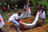 En ebola-ramt begraves i Liberia, der sammen med Sierra Leone og Guinea er de hårdest ramte lande.