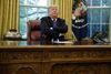 En kronik i New York Times fremgår det blandt andet, at flere medarbejdere i toppen af Donald Trumps administration er foruroligede over præsidentens utilregnelige og amoralske adfærd. Foto: Evan Vucci/Ritzau Scanpix