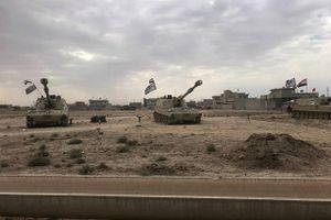 Tanks fra den irakiske hær ses i byen Bashir syd for Kirkuk. Foto: Emad Matti