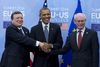 USAs præsident Barack Obama trykker hænder med EUs præsident Herman Van Rompuy (til højre) og EU-Kommissionens formand, Jose Manuel Barroso (til venstre) ved topmødet mellem EU og USA i Bruxelles onsdag.