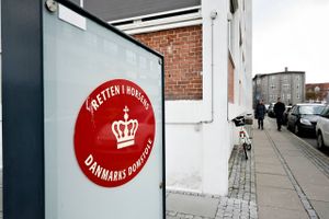 En tiltalt i en sag om havbrug mødte ikke op i Retten i Horsens, hvor retssagen ellers skulle fortsætte. Nu er den afbrudt.
