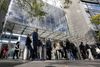 Onsdag formiddag blev Time Warner-bygningen, hvor CNN's redaktion i New York ligger, evakueret på grund af en mistænkelig pakke. Foto: Richard Drew/AP
