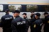 Politiet var talstærkt tilstede da det første tog kom ind i dag. De undersøgte det og lod det køre.