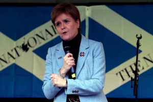 - Jeg vil forsøge at få folkets bemyndigelse til en lovlig folkeafstemning, siger skotsk leder. 