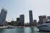 På marinaen i Beirut ligger yachter i luksusklassen for anker side om side og glitrer om kap med solen i bølgerne. Foto: Hussein Malla/AP